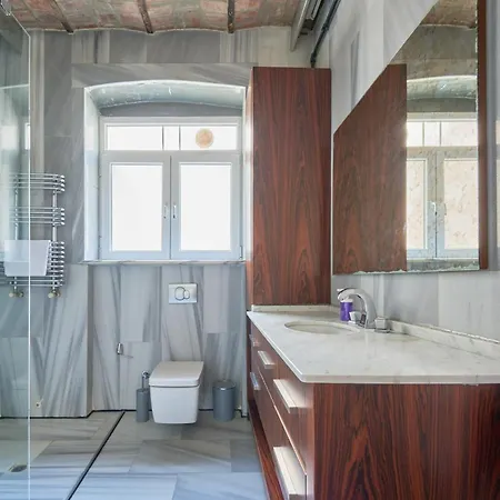Beautiful Restored Historical In Galata איסטמבול